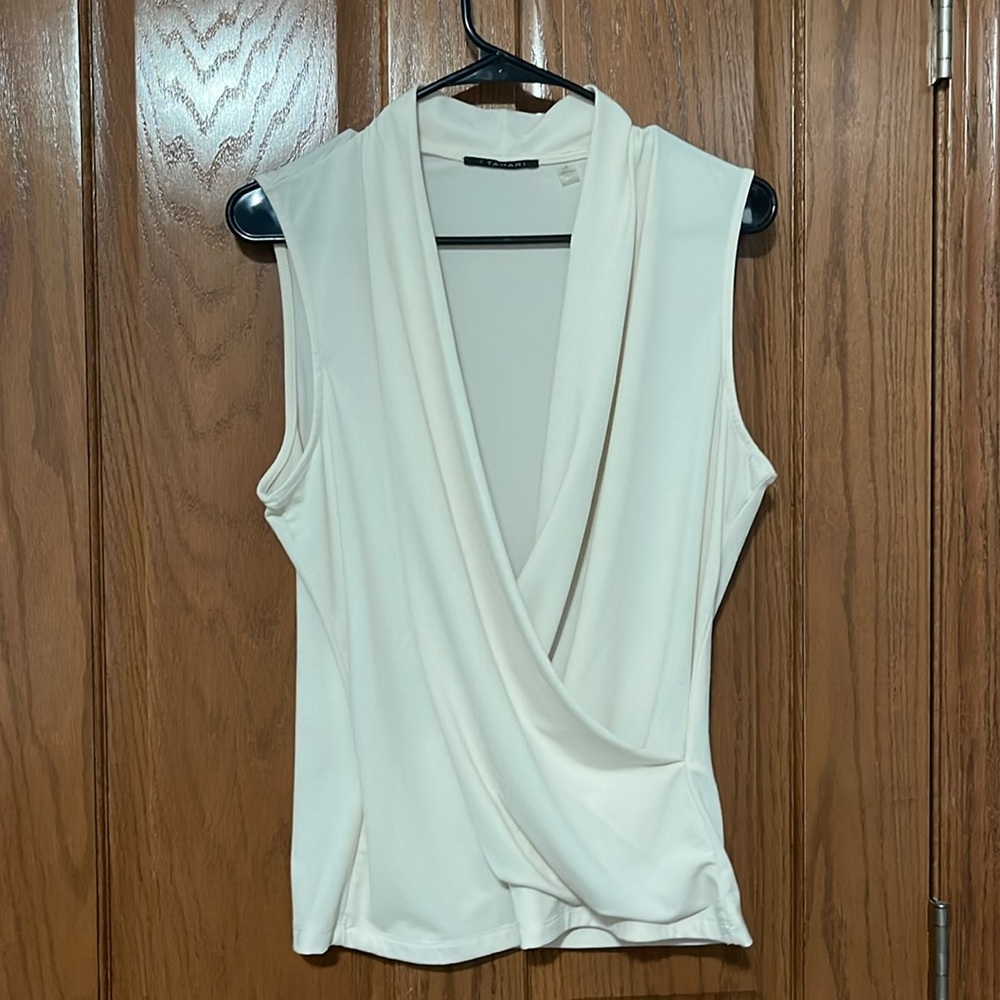 Sleeveless dress shirt